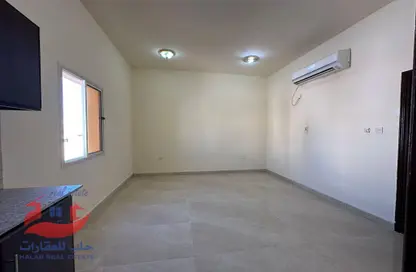 Apartment - 1 Bathroom for rent in Zekreet Street - Al Kharaitiyat - Umm Salal Mohammed