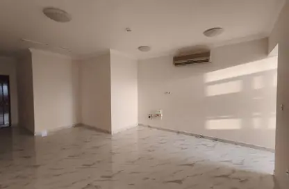 Apartment - 2 Bedrooms - 2 Bathrooms for rent in Umm Ghwailina Comm - Umm Ghuwalina - Umm Ghuwailina - Doha