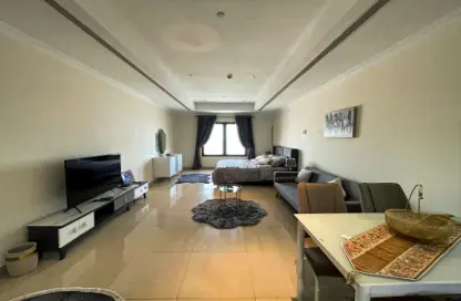 Apartment - 1 Bathroom for rent in The Pearl Island - Doha