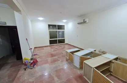 مجمع سكني - 4 غرف نوم - 4 حمامات للايجار في شارع النعيجة - غرب الهلال - الهلال - الدوحة