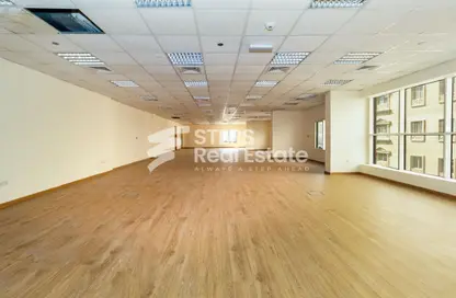 مساحات مكتبية - استوديو - 2 حمامات للايجار في شارع انس - فريج بن محمود الشمالي - فريج بن محمود - الدوحة