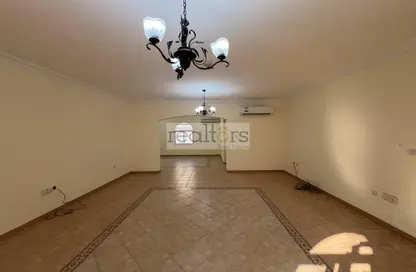 صورة لـ غرفة فارغة مجمع سكني - 3 غرف نوم - 3 حمامات للايجار في الساحه الماليه - غرب الهلال - الهلال - الدوحة ، صورة رقم 1