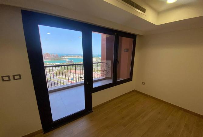 Apartment - 2 Bedrooms - 2 Bathrooms for rent in West Porto Drive - Porto Arabia - The Pearl Island - Doha