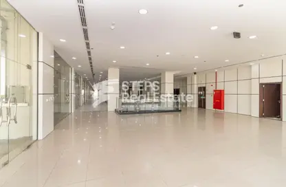 Shop - Studio - 1 Bathroom for rent in Izghawa - Izghawa - Doha