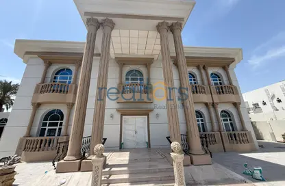 فيلا - 5 غرف نوم - 6 حمامات للايجار في شارع عنيزة - الحي الدبلوماسي - الدوحة