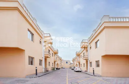 Compound - 5 Bedrooms - 6 Bathrooms for rent in Umm Al Seneem Street - Ain Khaled - Doha