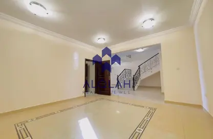 مجمع سكني - 4 غرف نوم - 5 حمامات للايجار في الدحيل - الدحيل - الدوحة