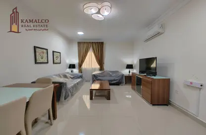 Apartment - 2 Bedrooms - 2 Bathrooms for rent in Umm Ghwailina Comm - Umm Ghuwalina - Umm Ghuwailina - Doha