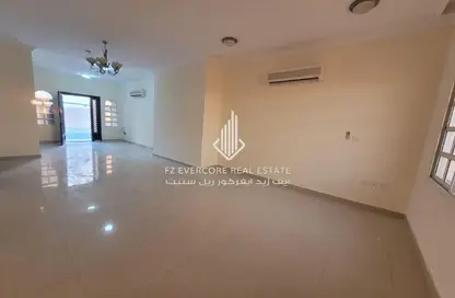 فيلا - 4 غرف نوم - 4 حمامات للايجار في أم صلال علي - أم صلال على - الدوحة