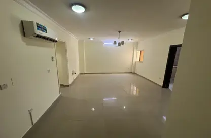 شقة - غرفة نوم - 2 حمامات للايجار في ام غوالينا تجارية - ام غويلينا - أم غويلينا - الدوحة