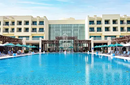 صورة لـ حوض سباحة شقق فندقية - غرفة نوم - 2 حمامات للايجار في طريق سلوى - الدوحة ، صورة رقم 1