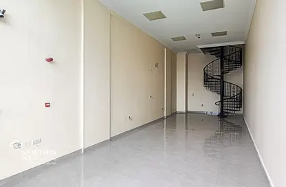 محل تجاري - استوديو - 1 حمام للايجار في مدينة خليفة جنوب - مدينة خليفة - الدوحة
