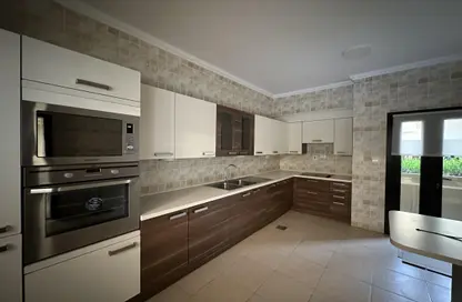 صورة لـ مطبخ فيلا - 5 غرف نوم - 6 حمامات للايجار في الوعب - الوعب - الدوحة ، صورة رقم 1