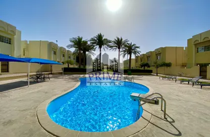 صورة لـ حوض سباحة فيلا - 5 غرف نوم - 3 حمامات للايجار في سلاطة الجديدة - سلاطة - الدوحة ، صورة رقم 1