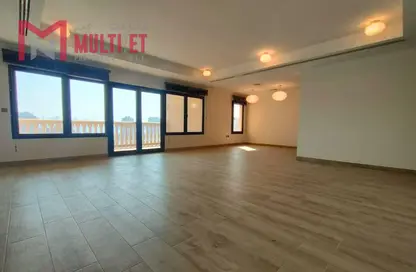 شقة - 2 غرف نوم - 3 حمامات للايجار في طريق بورتو الشرقي - بورتو أرابيا - جزيرة اللؤلؤة - الدوحة