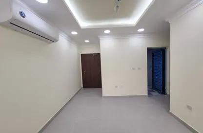 Apartment - 2 Bedrooms - 2 Bathrooms for rent in Umm Ghuwalina - Umm Ghuwailina - Doha
