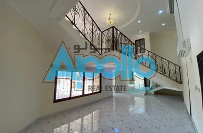 فيلا - 5 غرف نوم - 5 حمامات للايجار في شارع عنيزة - الحي الدبلوماسي - الدوحة