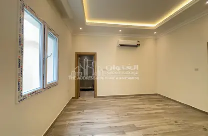 شقة - 2 غرف نوم - 3 حمامات للايجار في شارع عاصم بن عمر - المنصورة - الدوحة