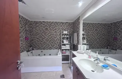 Apartment - 1 Bedroom - 2 Bathrooms for sale in West Porto Drive - Porto Arabia - The Pearl Island - Doha