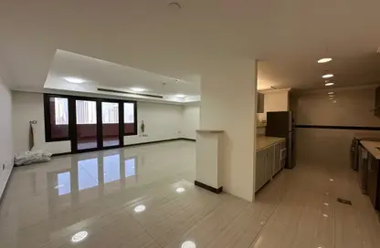 Apartment - 2 Bedrooms - 2 Bathrooms for rent in East Porto Drive - Porto Arabia - The Pearl Island - Doha