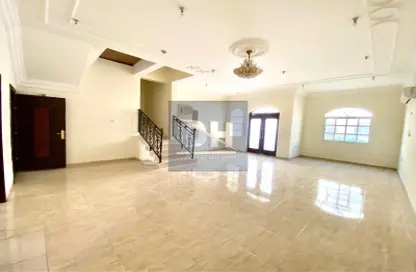 Compound - 5 Bedrooms - 4 Bathrooms for rent in Izghawa - Izghawa - Doha