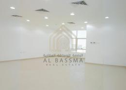 صورةغرفة فارغة لـ: مساحات مكتبية - 1 حمام للكراء في منطقة مويثر - الدوحة, صورة 1
