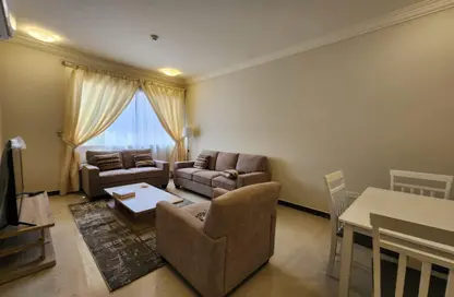 صورة لـ غرفة المعيشة / غرفة الطعام شقة - 3 غرف نوم - 2 حمامات للايجار في المنصورة - الدوحة ، صورة رقم 1