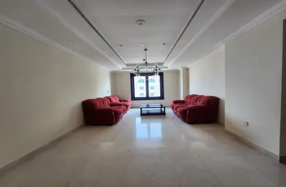 Apartment - 2 Bedrooms - 3 Bathrooms for rent in Piazza Arabia - Porto Arabia - The Pearl Island - Doha