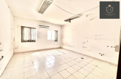 سكن عمال - استوديو - 8 حمامات للايجار في القرية اللوجيستية قطر - الوكرة