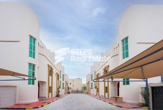 Compound - 5 Bedrooms - 4 Bathrooms for rent in Umm Al Seneem Street - Ain Khaled - Doha