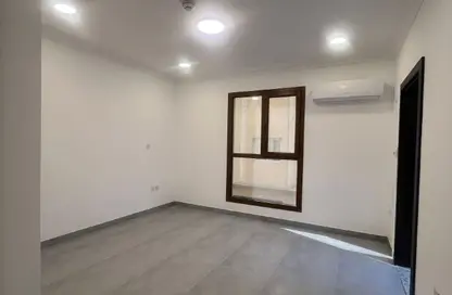 شقة - 2 غرف نوم - 2 حمامات للايجار في فريج بن محمود - الدوحة