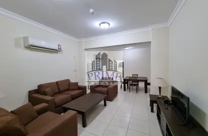 صورة لـ غرفة المعيشة / غرفة الطعام شقة - 3 غرف نوم - 2 حمامات للايجار في شارع النصر - النصر - الدوحة ، صورة رقم 1