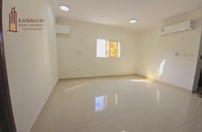 Apartment - 2 Bedrooms - 2 Bathrooms for rent in Umm Ghwailina Comm - Umm Ghuwalina - Umm Ghuwailina - Doha