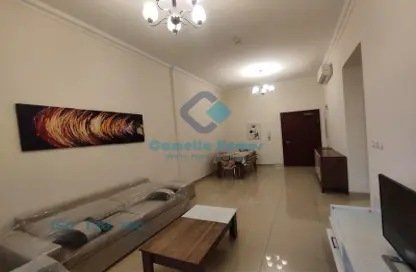 صورة لـ غرفة المعيشة / غرفة الطعام شقة - 2 غرف نوم - 2 حمامات للايجار في شارع المطار القديم - طريق المطار القديم - الدوحة ، صورة رقم 1