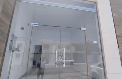 محل تجاري - استوديو - 1 حمام للايجار في فريج كليب - الدوحة