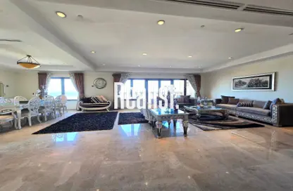 Apartment - 3 Bedrooms - 4 Bathrooms for rent in Tower 14 - Porto Arabia - The Pearl Island - Doha