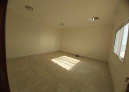 صورةغرفة فارغة لـ: فيلا - 5 غرف نوم - 5 حمامات للكراء في عين خالد - عين خالد - الدوحة, صورة 1