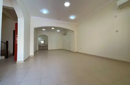 Compound - 3 Bedrooms - 4 Bathrooms for rent in Al Dana st - Muraikh - AlMuraikh - Doha
