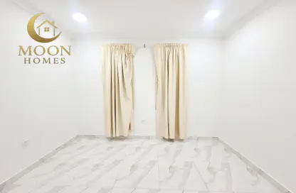 Apartment - 2 Bedrooms - 2 Bathrooms for rent in Umm Ghwailina Comm - Umm Ghuwalina - Umm Ghuwailina - Doha