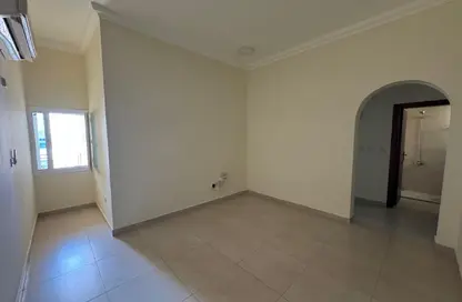 Apartment - 3 Bedrooms - 2 Bathrooms for rent in Bin Omran 35 - Fereej Bin Omran - Doha