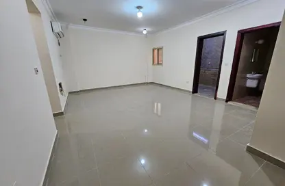 شقة - غرفة نوم - 2 حمامات للايجار في ام غوالينا تجارية - ام غويلينا - أم غويلينا - الدوحة