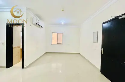 Apartment - 1 Bedroom - 2 Bathrooms for rent in Umm Ghuwailina 4 - Umm Ghuwailina - Doha