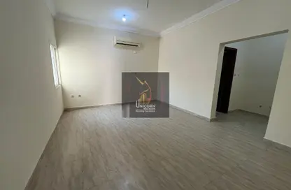 سكن الموظفين - استوديو - 5 حمامات للايجار في فلل عين خالد - عين خالد - الدوحة