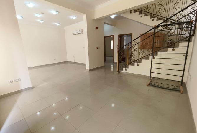 مجمع سكني - 5 غرف نوم - 5 حمامات للايجار في شارع الهناء - الغرافة - الدوحة