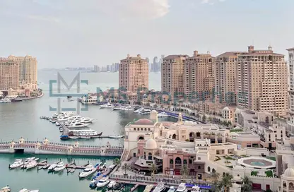 شقة - 2 غرف نوم - 3 حمامات للايجار في طريق بورتو الغربي - بورتو أرابيا - جزيرة اللؤلؤة - الدوحة