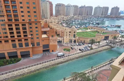 شقة - 2 غرف نوم - 3 حمامات للايجار في طريق بورتو الشرقي - بورتو أرابيا - جزيرة اللؤلؤة - الدوحة