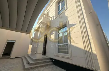 Villa - 6 Bedrooms - 7 Bathrooms for sale in Umm Qarn - Al Daayen