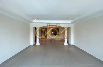 تاون هاوس - 2 غرف نوم - 4 حمامات للبيع في طريق بورتو الشرقي - بورتو أرابيا - جزيرة اللؤلؤة - الدوحة