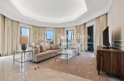 Living Room image for: Apartment - 2 Bedrooms - 3 Bathrooms for sale in The St. Regis Marsa Arabia Island - Marsa Arabia - The Pearl Island - Doha, Image 1