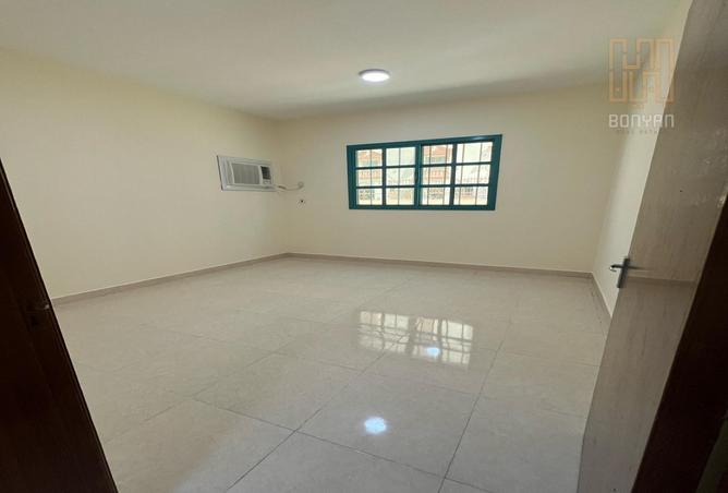 Apartment - 2 Bedrooms - 2 Bathrooms for rent in Umm Ghuwailina 4 - Umm Ghuwailina - Doha